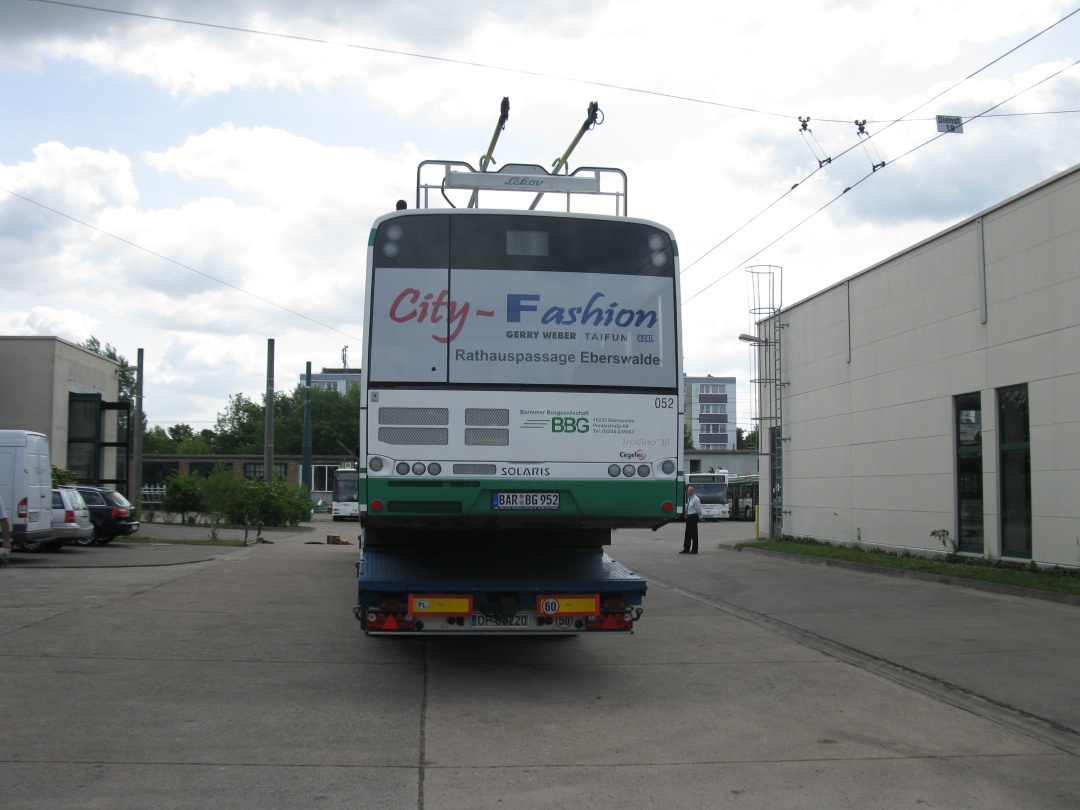 Der Gelenkobus 052 muss noch befestigt und gesichert werden.